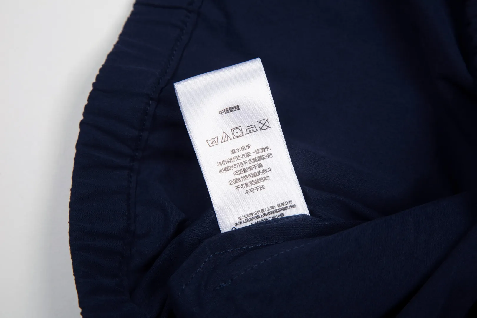 P290 White background picture [Popular item] Style number: 25109# (on sale all year round) Color: khaki/navy blue Size: S to XL - Ralph Lauren/Ralph Lauren Solid color logo embroidered cotton soft shell fabric hooded assault jacket - the face is the same as the original 32 high count plain weave super soft carbon grinding ✅ - Brand POLO three zippers Customized back collar webbing Dark and light two-color oil edge leather strips ✅ - Ralph Lauren/Ralph Lauren's classic men's and women's bomber zipper hooded jacket. It has an elegant and fashionable style with any wear. It has a retro and relaxed feel. The hood and zipper elements add to the casual casualness. The paper man effect on the upper body can be perfectly controlled whether it is sports style or casual style ✅